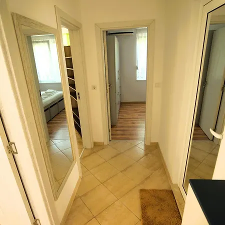 Emona 5 Floor 2 شقة *